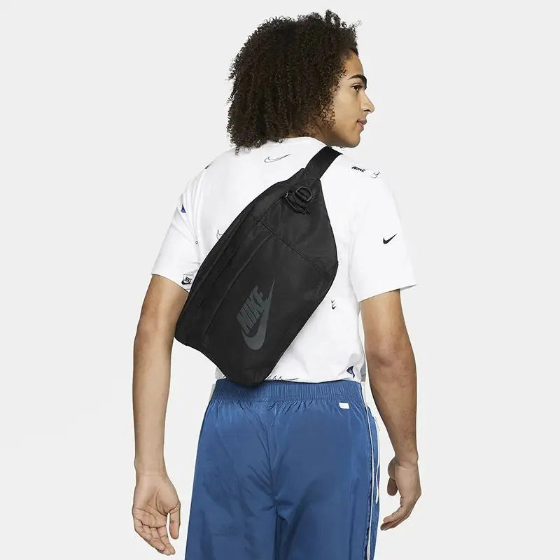 
                  
                    Nike Big Logo Classic Zippered Polyester Fiber Messenger Bag Shoulder Bag Crossbody Bag Regular Pure Black BA5751-072
                  
                