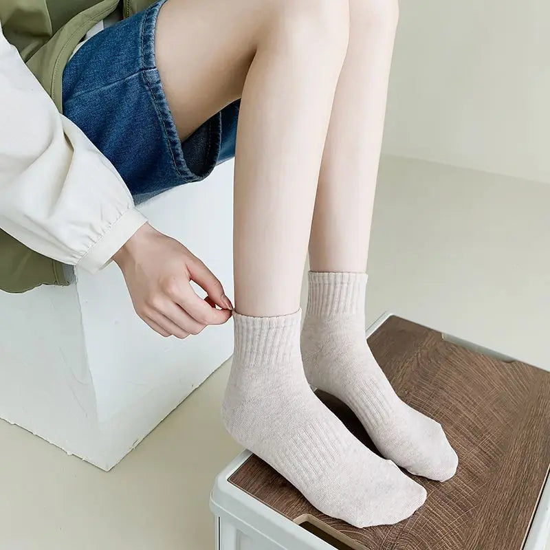 
                  
                    5 Pairs Of Women's High Quality Cotton Socks Autumn And Winter Fashion And Versatile Solid Color Socks Black Soft Sports Socks
                  
                